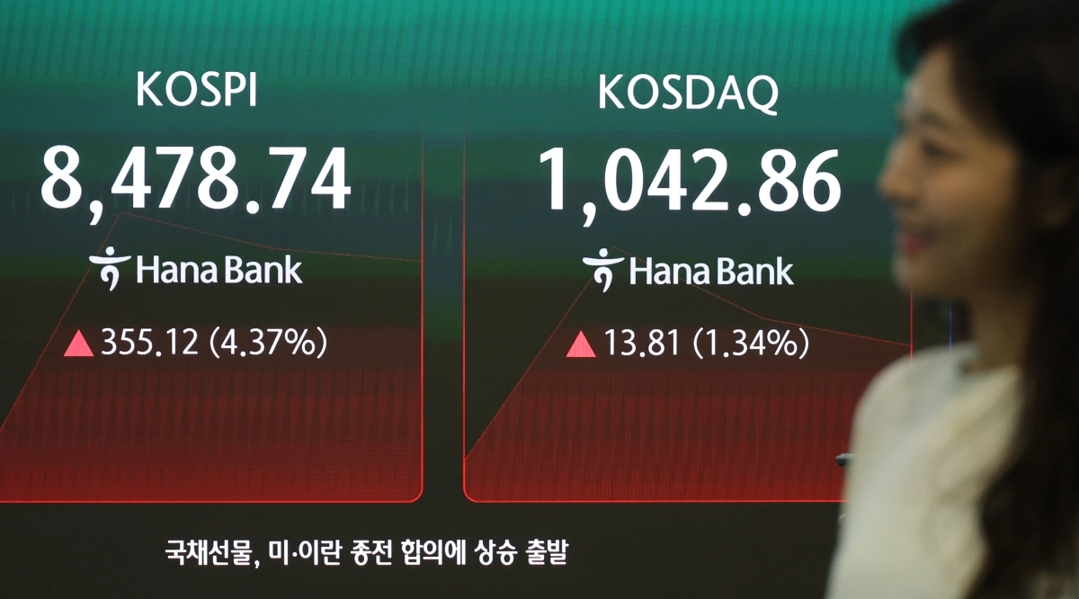 코스피가 미·이란 전쟁 종전합 의에 힘입어 상승 출발한 15일 서울 중구 하나은행 딜링룸 현황판에 코스피, 코스닥 지수가 표시되고 있다.  코스피는 402.50포인트(4.95%) 오른 8,526.12, 코스닥은 전장보다 19.14포인트(1.86%) 오른 1,048.19에 장을 시작했다. 2026.6.15