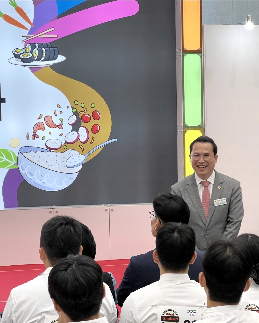 ▲ 이오수 의원이 수원컨벤션센터에서 열린 ‘제3회 경기미 김밥 페스타’에 참석해 참가자 및 도민들을 바라보며 환한 미소로 격려의 인사를 전하고 있다. (사진=경기도의회)