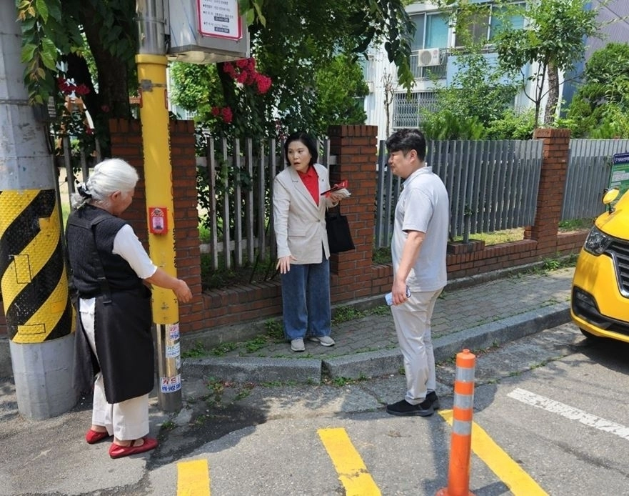 명일지에스아파트 보도 환경을 살피는 박춘선 시의원. 서울시의회 제공
