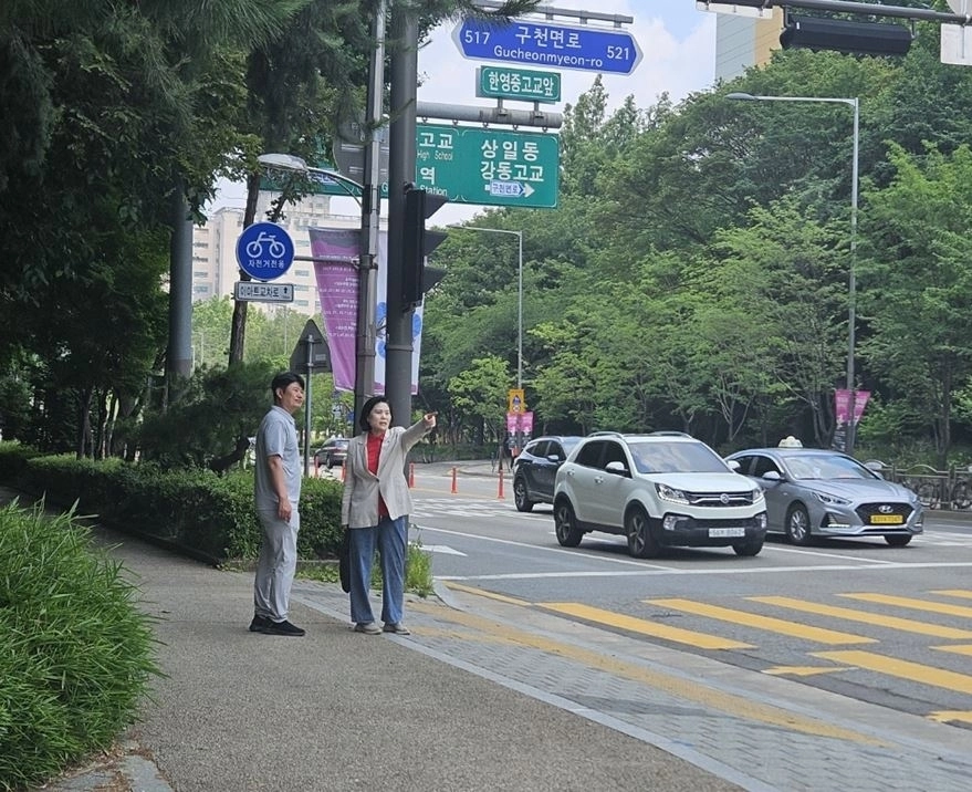 한영외고역 접근 동선을 살피는 박춘선 시의원. 서울시의회 제공