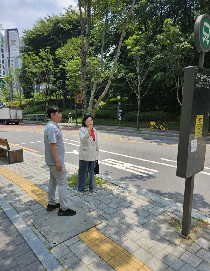 고덕숲 아이파크 버스정류장 환경을 점검하는 박춘선 시의원. 서울시의회 제공