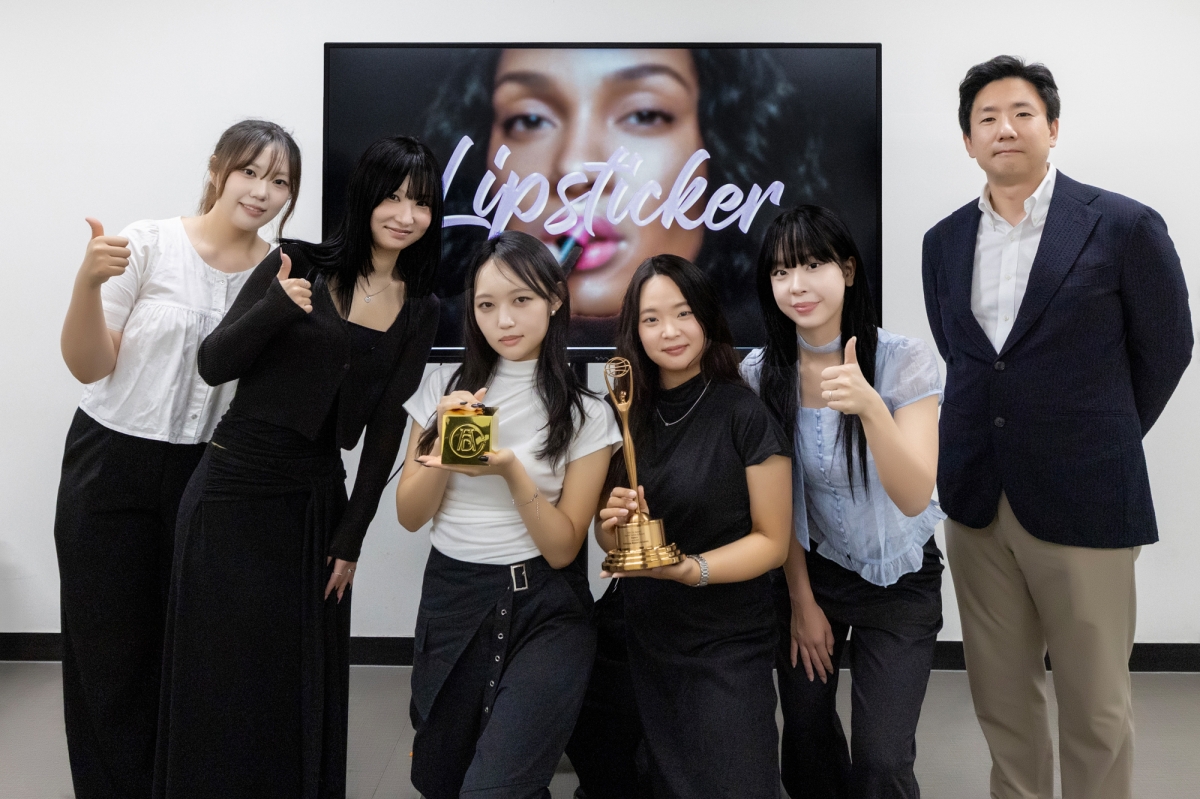숙명여대 학생팀 ‘Lipsticker’와 문장호 교수가 기념촬영을 하고 있다. 숙명여대 제공