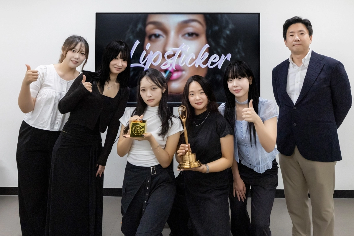 숙명여대 학생팀 ‘Lipsticker’와 문장호 교수가 기념촬영을 하고 있다. 숙명여대 제공
