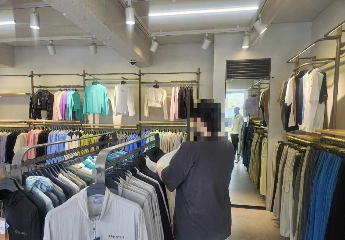 수원시가 운영한 ‘원하는 대로, 소원쇼핑’ 사업 참여자가 필요한 물품을 고르고 있다. 수원시 제공