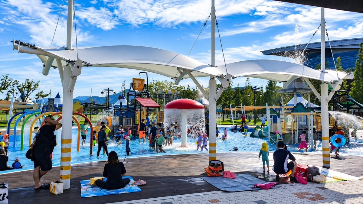 여름철 무더위를 피하기 위해 경북 경주시 황성공원 물놀이장을 찾은 방문객들이 시설을 이용하고 있다. 경주시 제공