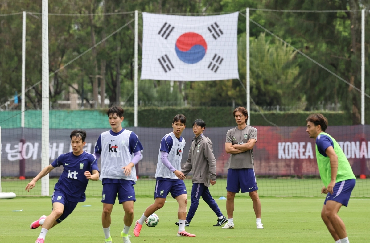 훈련 지켜보며 생각에 잠긴 홍명보 감독