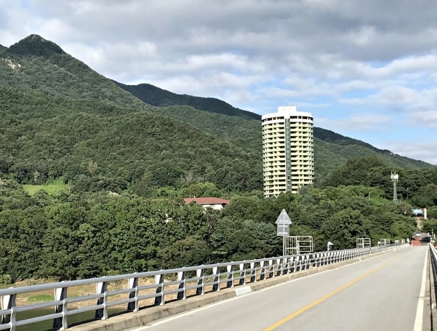 충북 충주의 한 폐리조트 20층 옥상에서 시신이 발견됐다. 사진은 시신이 발견된 리조트. 연합뉴스