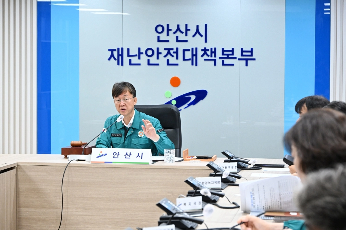 이민근 안산시장이 12일 성곡동 공장화재에 대한 사회재난 인정 여부를 심의하는 재난안전대책본부 회의를 주재하고 있다. 안산시 제공