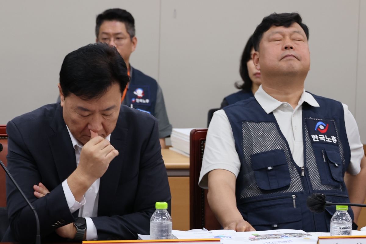 지난 11일 정부세종청사 최저임금위원회에서 열린 제5차 전원회의에서 사용자위원인 류기정 한국경영자총협회(경총) 전무(왼쪽)와 근로자위원인 류기섭 한국노총 사무총장이 심각한 표정을 짓고 있다. 연합뉴스