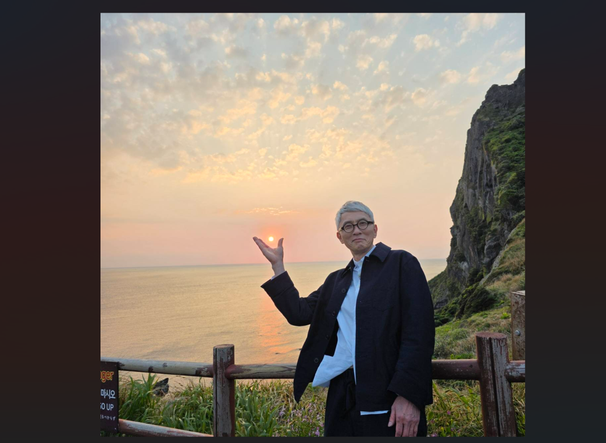일본 드라마 ‘고독한 미식가’로 한국인들에게도 친숙한 배우 마쓰시게 유타카가 제주 성산일출봉을 손에 담는 모습. 제주도 제공