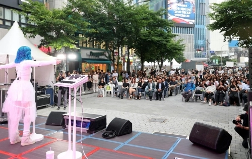 지난해 서울 서대문구 신촌 연세로에서 열린 ‘프랑스 거리음악축제’ 무대.   서대문구 제공