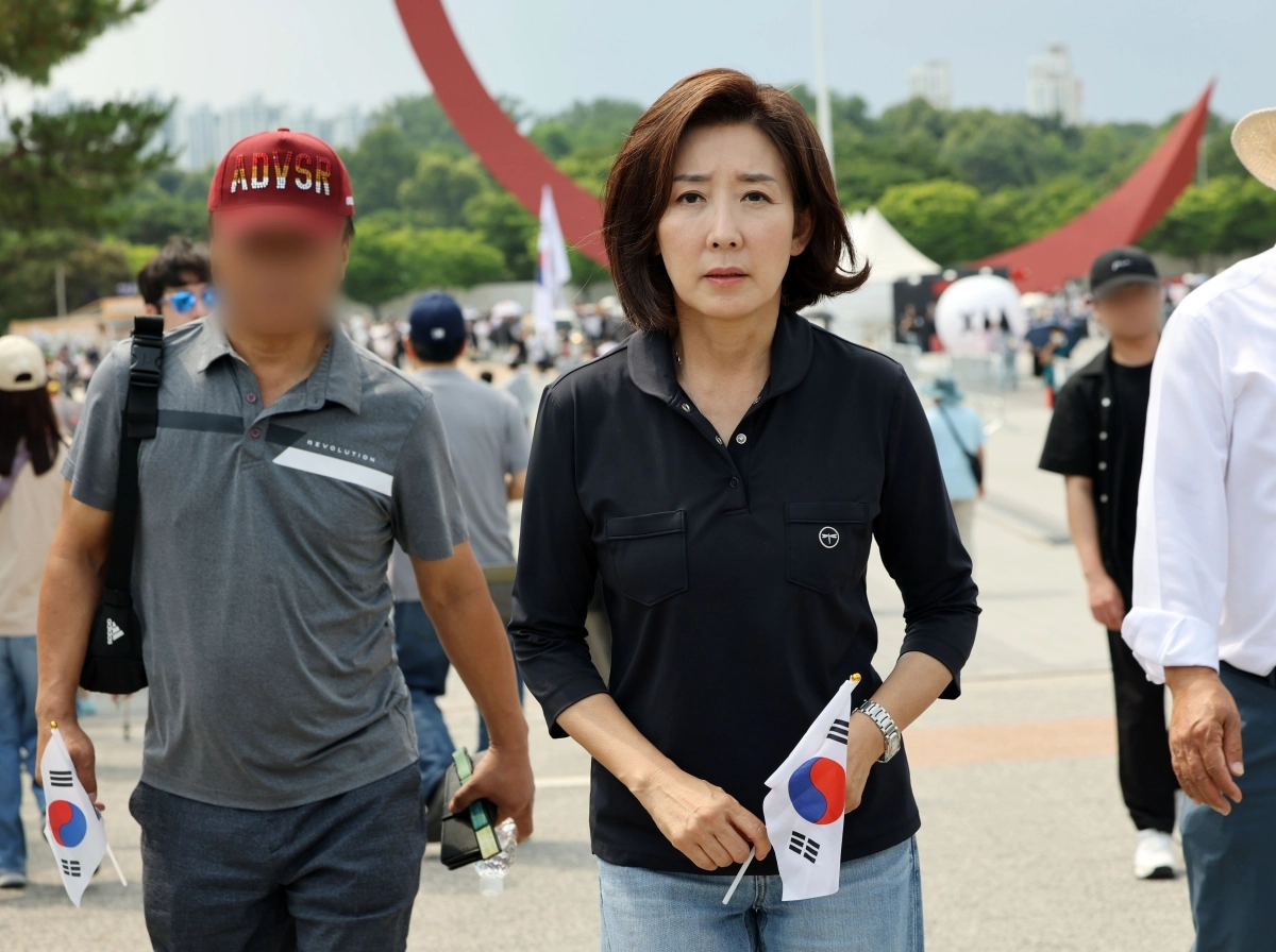 14일 국민의힘 나경원 의원이 6·3 지방선거 투표용지 부족 사태를 규탄하는 ‘개표소 봉쇄 시위’가 이어지고 있는 서울 송파구 올림픽공원 핸드볼경기장을 찾아 태극기를 들고 이동하고 있다. 2026.6.14 연합뉴스