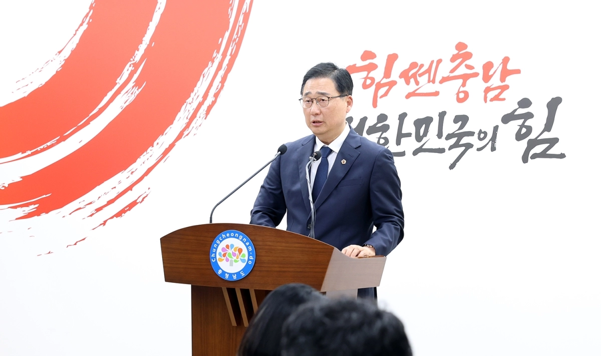 김선태 박수현 당선인 도지사직 인수위원회 대변인이 15일 기자회견을 하고 있다. 인수위 제공