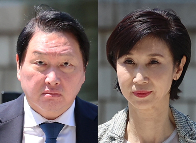 최태원(왼쪽) SK그룹 회장과 노소영 아트센터 나비 관장이 15일 서울 서초구 서울고법에서 열린 재산 분할 파기환송심 2차 조정 기일에 출석하고 있다. 2026.6.15 공동취재