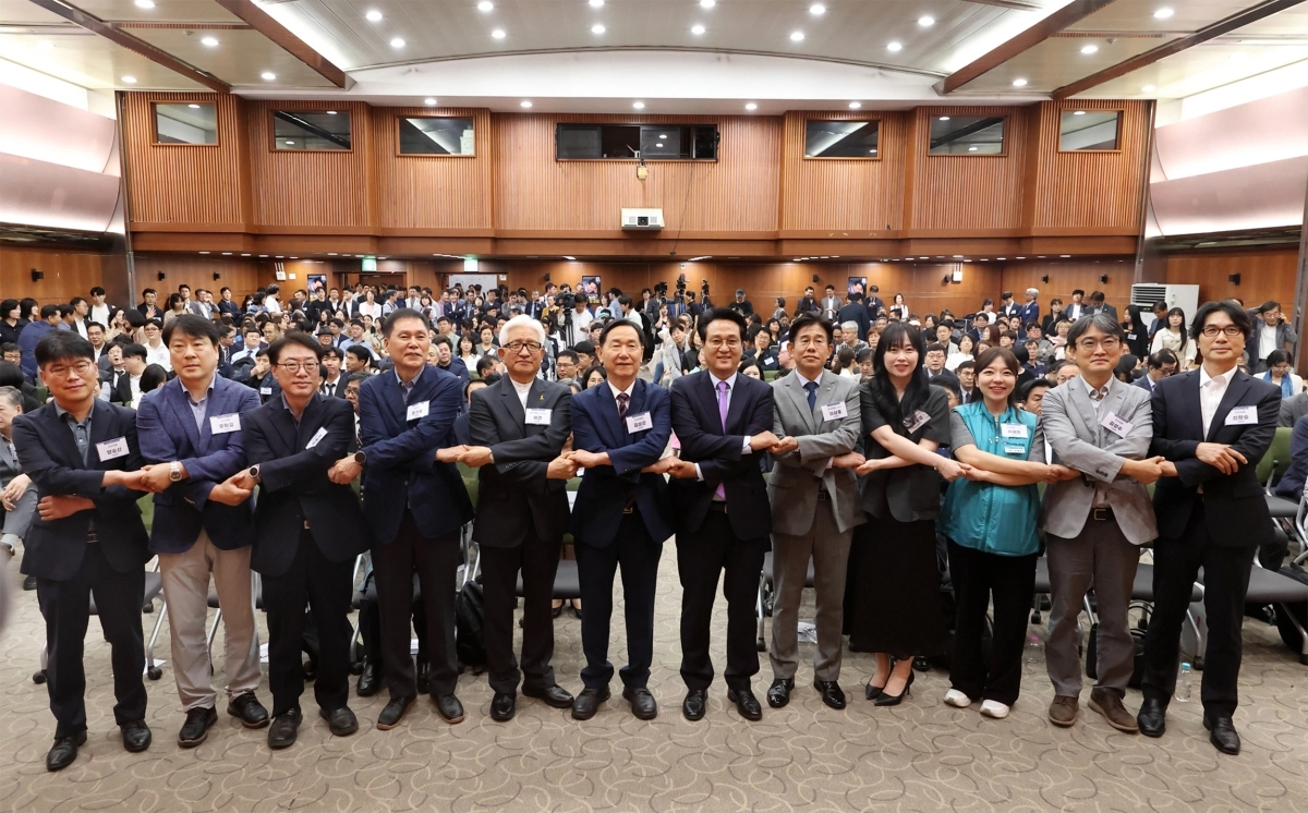 15일 안민석 경기도교육감 당선인의 민선6기 경기도교육감직 인수위원회 출범식에서 참석자들이 기념 촬영을 하고 있다. 안민석 인수위 제공