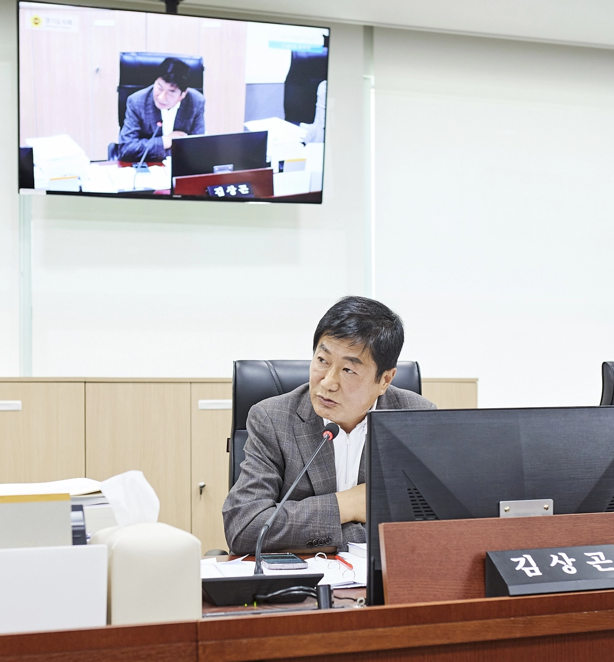 ▲ 김상곤 의원이 제391회 정례회 결산 심사에서 미래성장산업국 소관 온실가스감축인지 사업의 성과관리 체계 정비와 실효성 있는 제도 운영을 주문하고 있다. (사진=경기도의회)