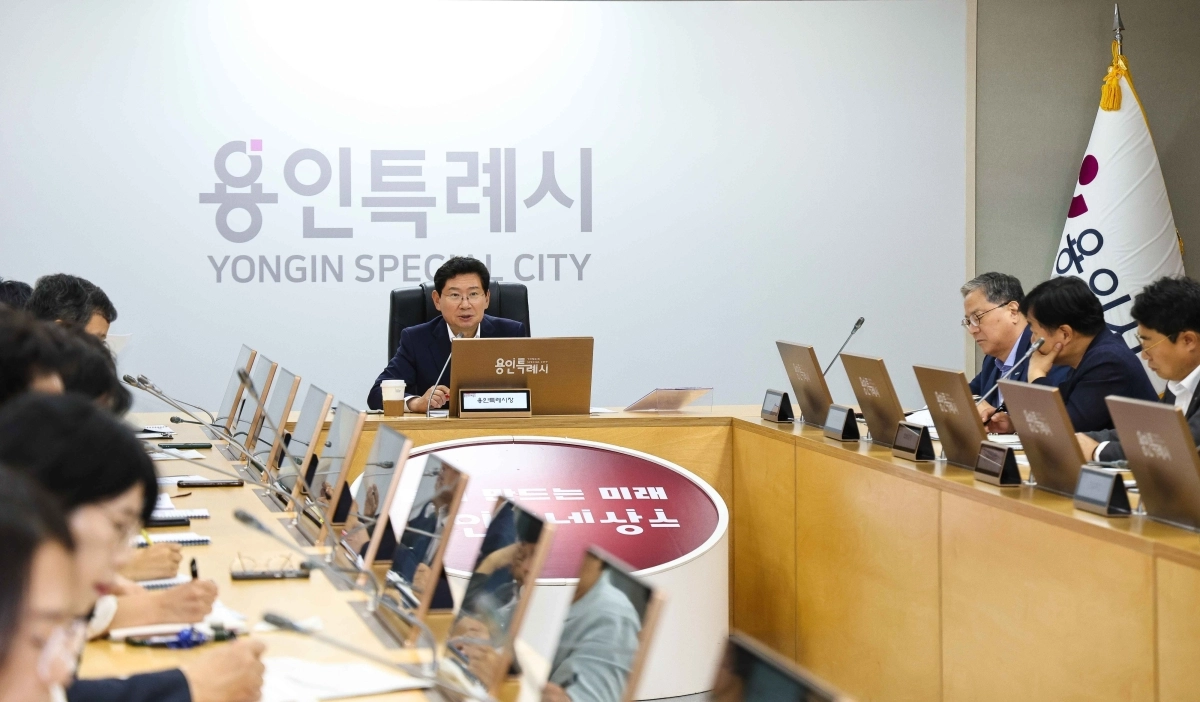 이상일 용인시장이 15일 시청 영상회의실에서 간부회의를 주재하고 있다. 용인시 제공