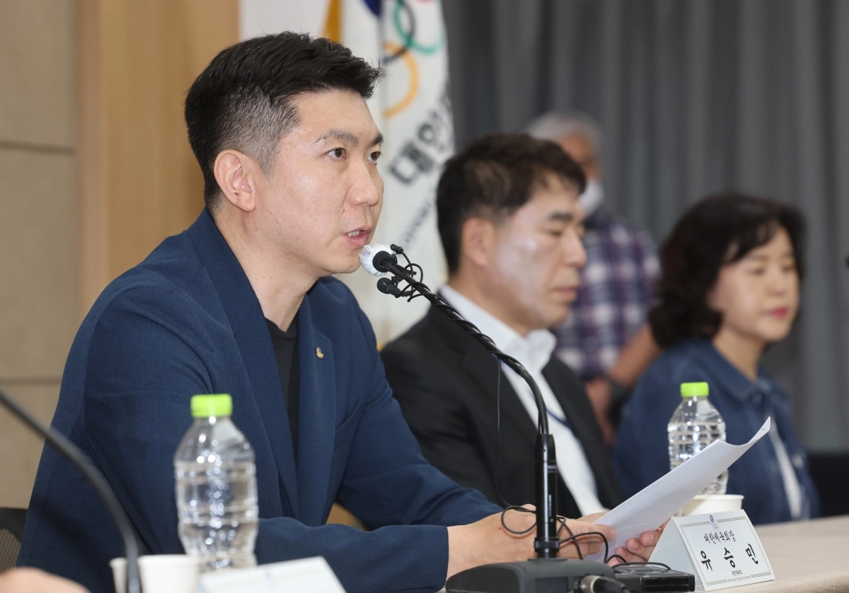 유승민 대한체육회장(왼쪽)이 15일 서울 송파구 서울올림픽파크텔에서 열린 대한체육회 및 올림픽공원 핸드볼경기장 입주 경기단체 기자회견에서 공권력 투입을 요청하고 있다. 연합뉴스