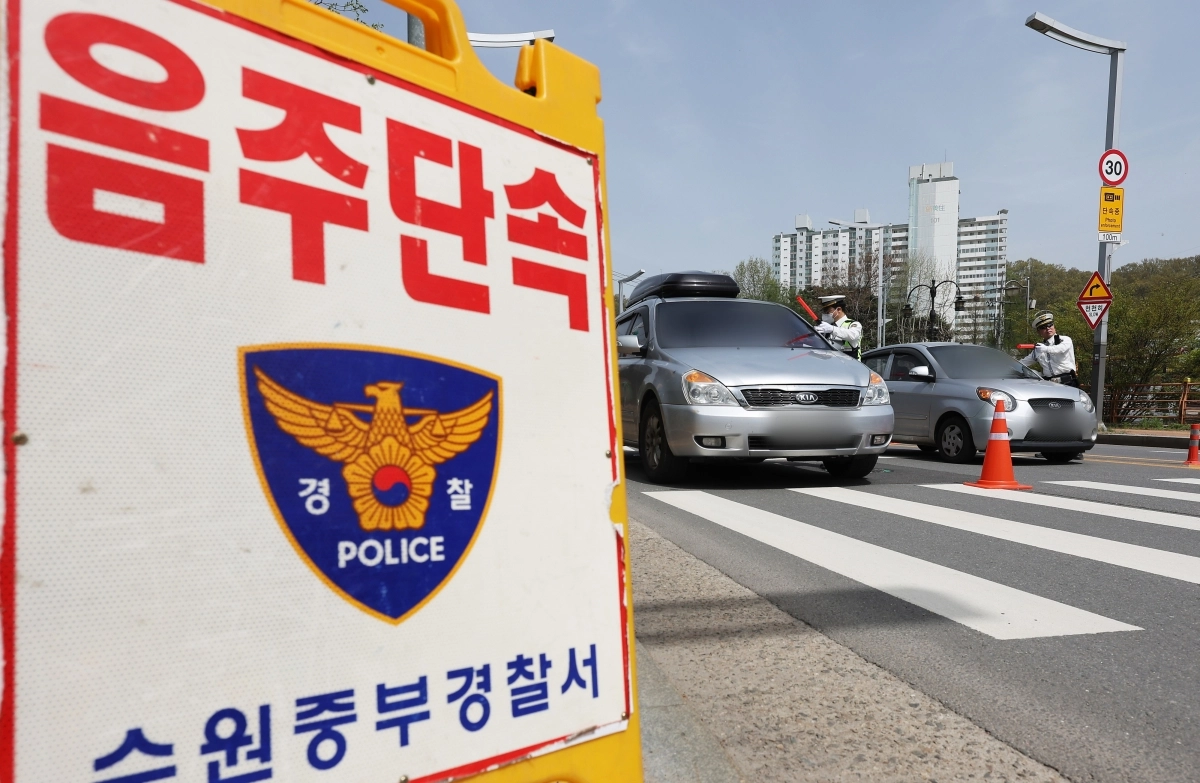 해당 사건과 무관. 2024년 7월 경기도 수원시 광교산 입구에서 수원중부경찰서 경찰관들이 행락철 음주단속을 하고 있다. 2024.4.17. 연합뉴스