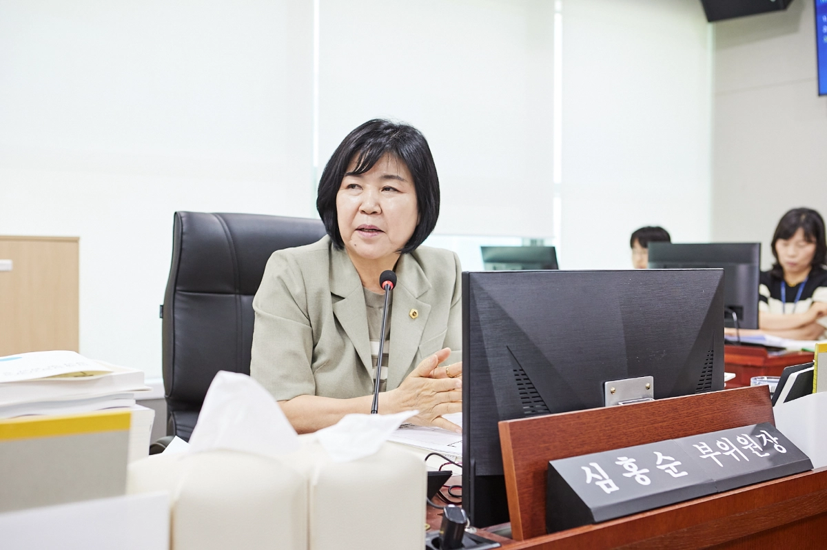 ▲ 심홍순 의원이 제391회 정례회 결산 심사에서 AI국과 미래성장산업국 소관 사업들의 방만한 사업 설계와 저조한 예산 집행 실태를 지적하며 총체적인 점검을 촉구하고 있다. (사진=경기도의회)