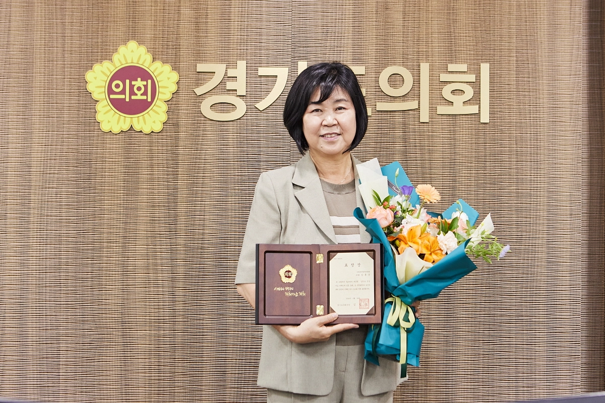 ▲ 심홍순 의원이 경기도의회 본회의장 앞에서 ‘2025년도 경기도의회 우수조례 의장상’ 표창장과 꽃다발을 들고 기념촬영을 하고 있다. (사진=경기도의회)