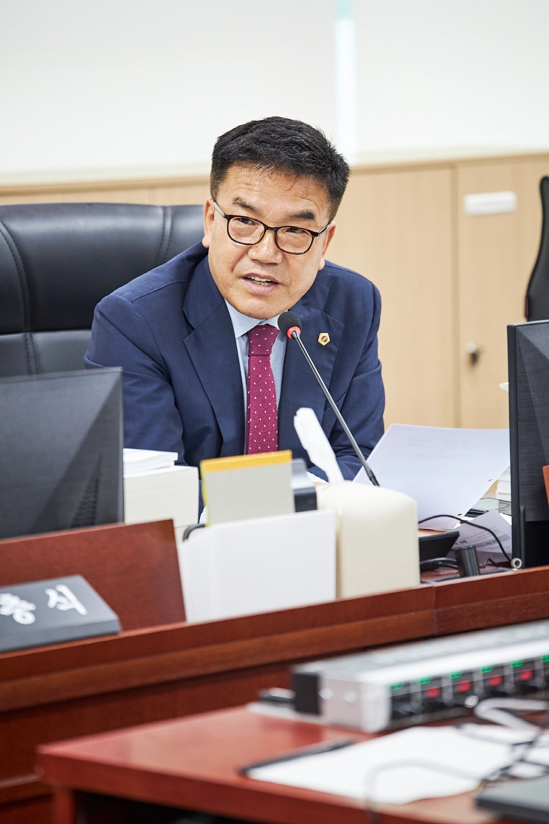 ▲ 김철현 의원이 제391회 정례회 결산 심사에서 경기도 4차산업혁명센터 운영예산 중 세계경제포럼 연회비 비중 과다 문제를 지적하며 도내 기업 중심의 객관적인 성과 검증 체계 마련을 촉구하고 있다. (사진=경기도의회)