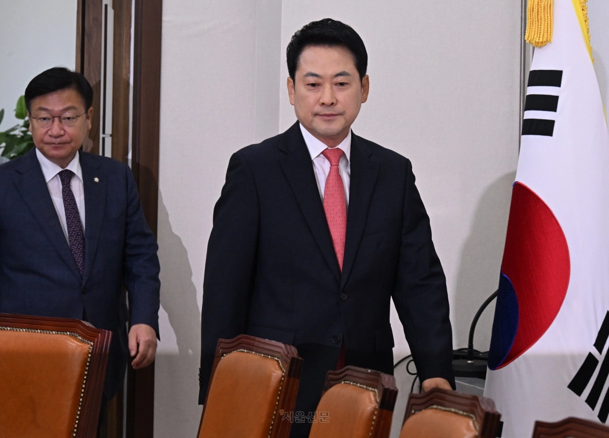 장동혁 국민의힘 대표가 15일 국회에서 열린 최고위원회의에 참석하고 있다.2026.6.15 안주영 전문기자