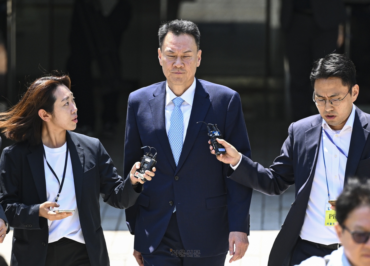 내란중요임무종사 혐의를 받는 김명수 전 합동참모본부 의장이 15일 서울 서초구 서울중앙지방법원에서 열린 구속 전 피의자 심문(영장실질심사)을 마치고 법원을 나서고 있다. 2026.6.15 이지훈 기자