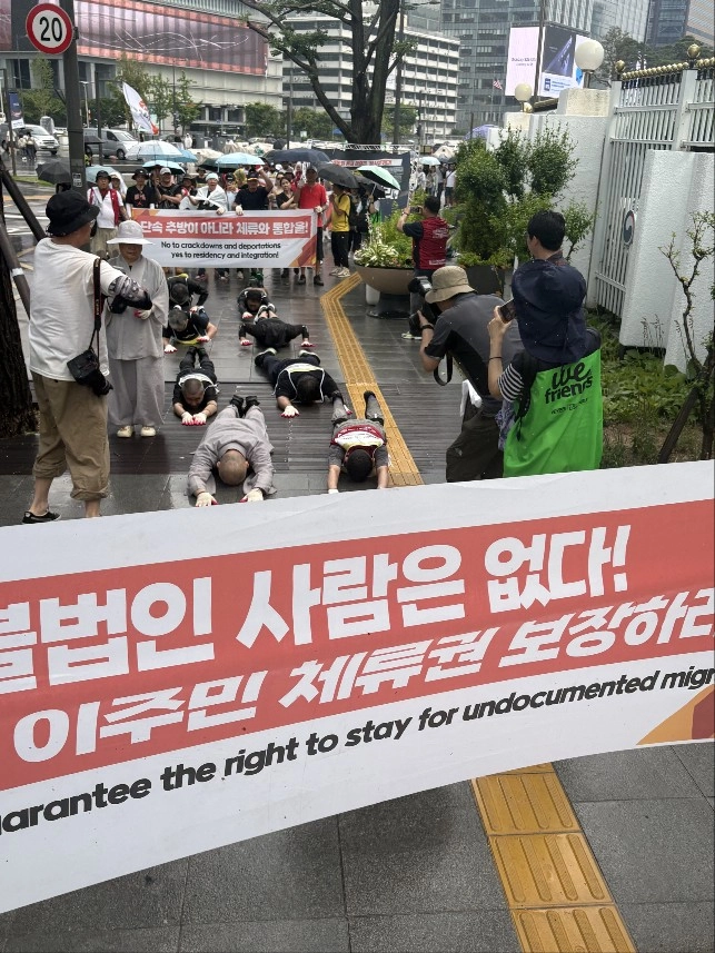 ▲ ‘미등록 이주민 체류권 보장 촉구 기자회견’에 참석한 노동자 및 시민단체 관계자들이 정부서울청사 앞에서 미등록 이주민의 생존권과 체류권 보장을 요구하며 오체투지를 진행하고 있다. (사진=경기도의회)