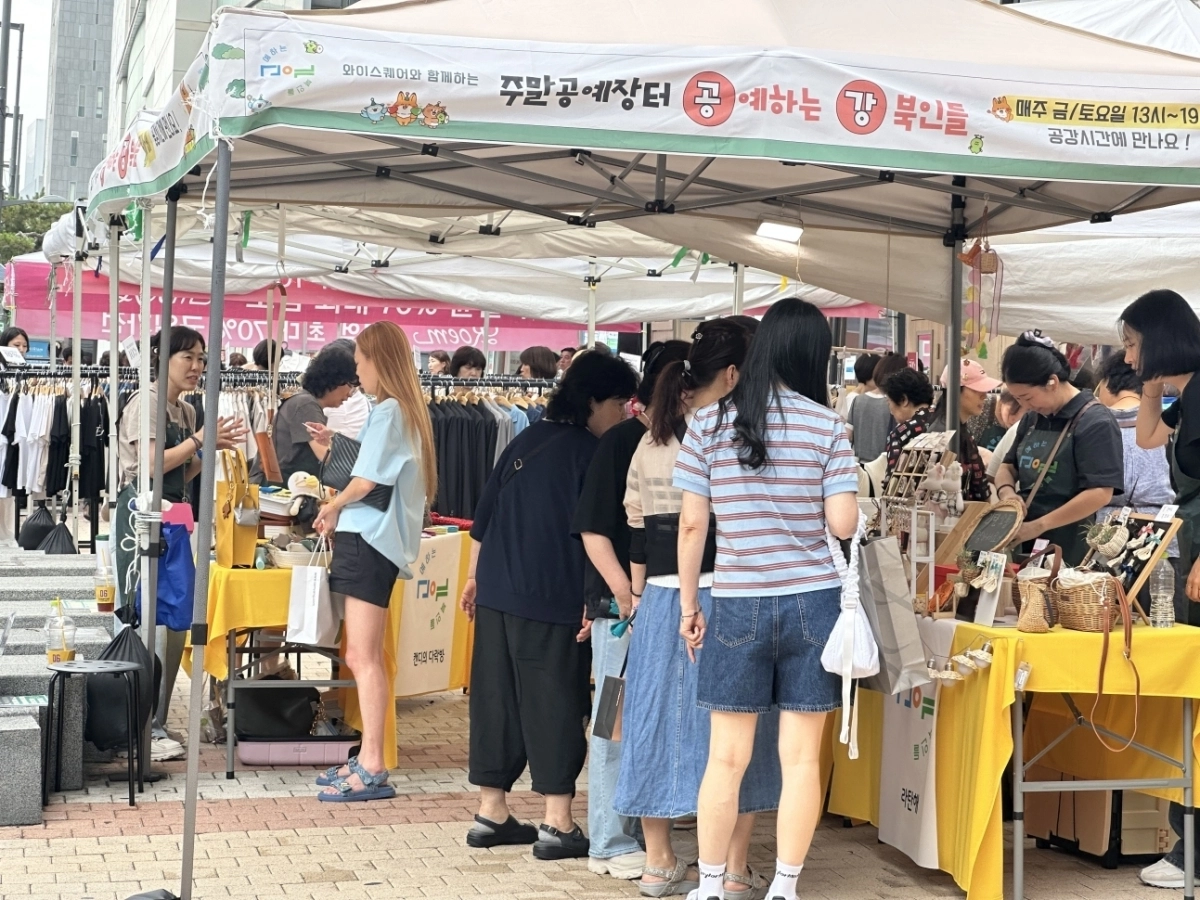 지난해 열린 ‘주말공예장터 공강’을 찾은 주민들이 공예품을 둘러보고 있는 모습. 강북구 제공