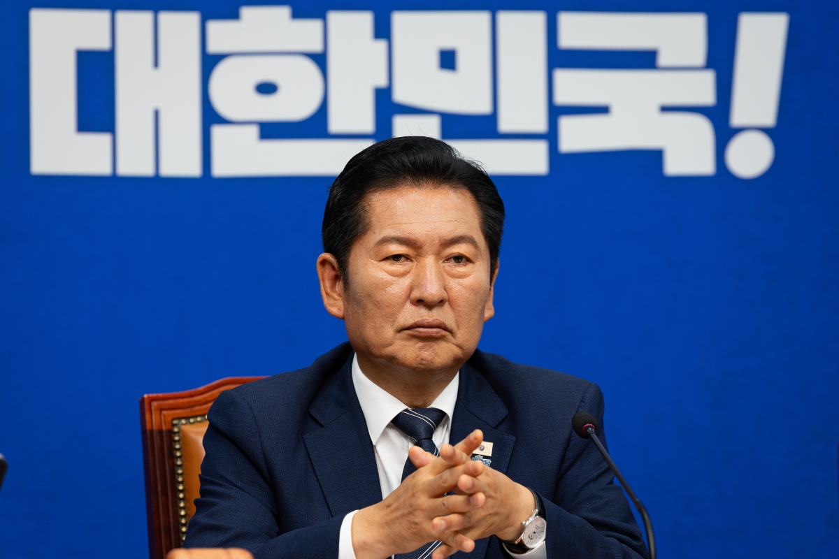 생각 잠긴 정청래 민주당 대표