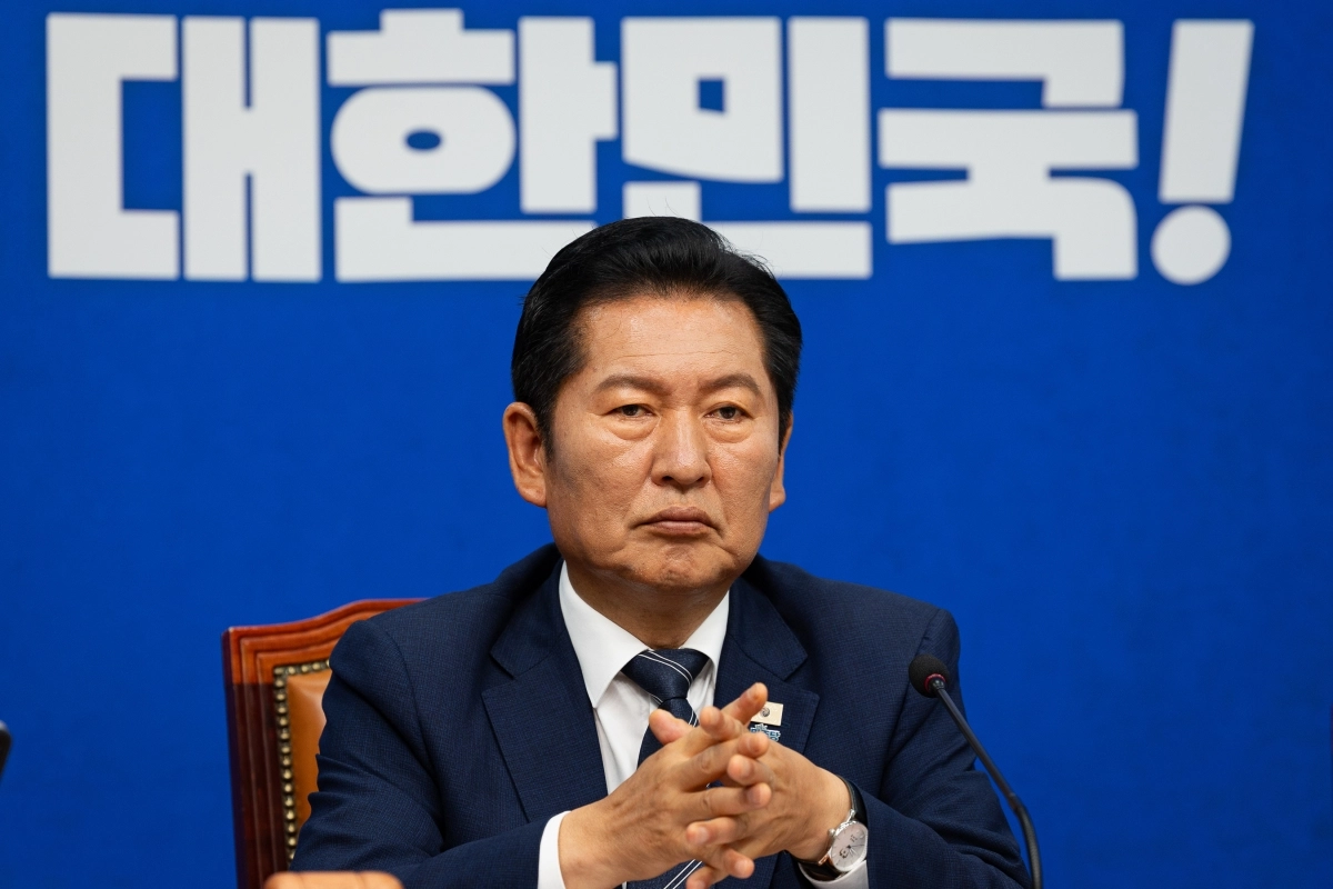 생각 잠긴 정청래 민주당 대표