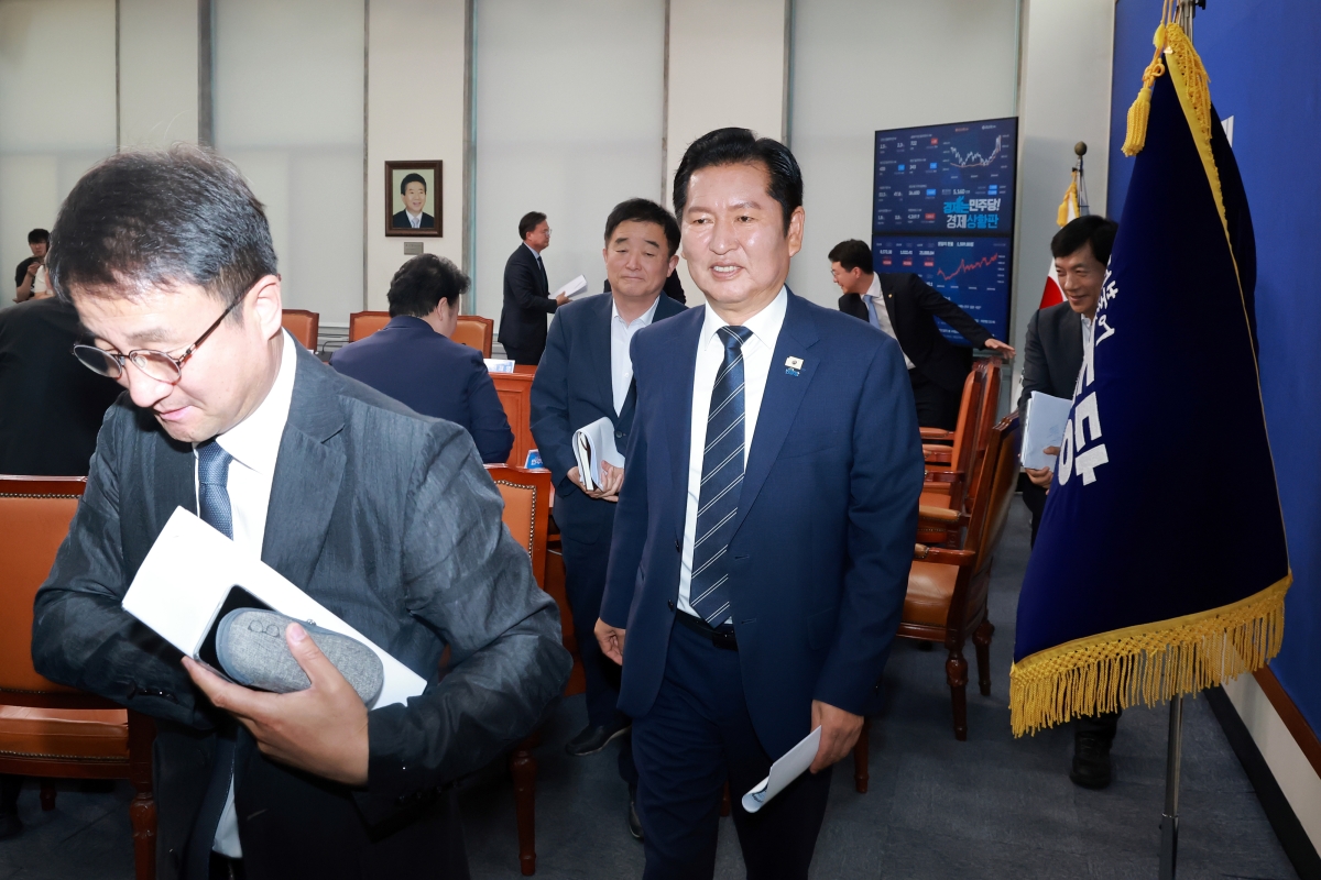 최고위원회의 참석 마친 민주당 정청래 대표