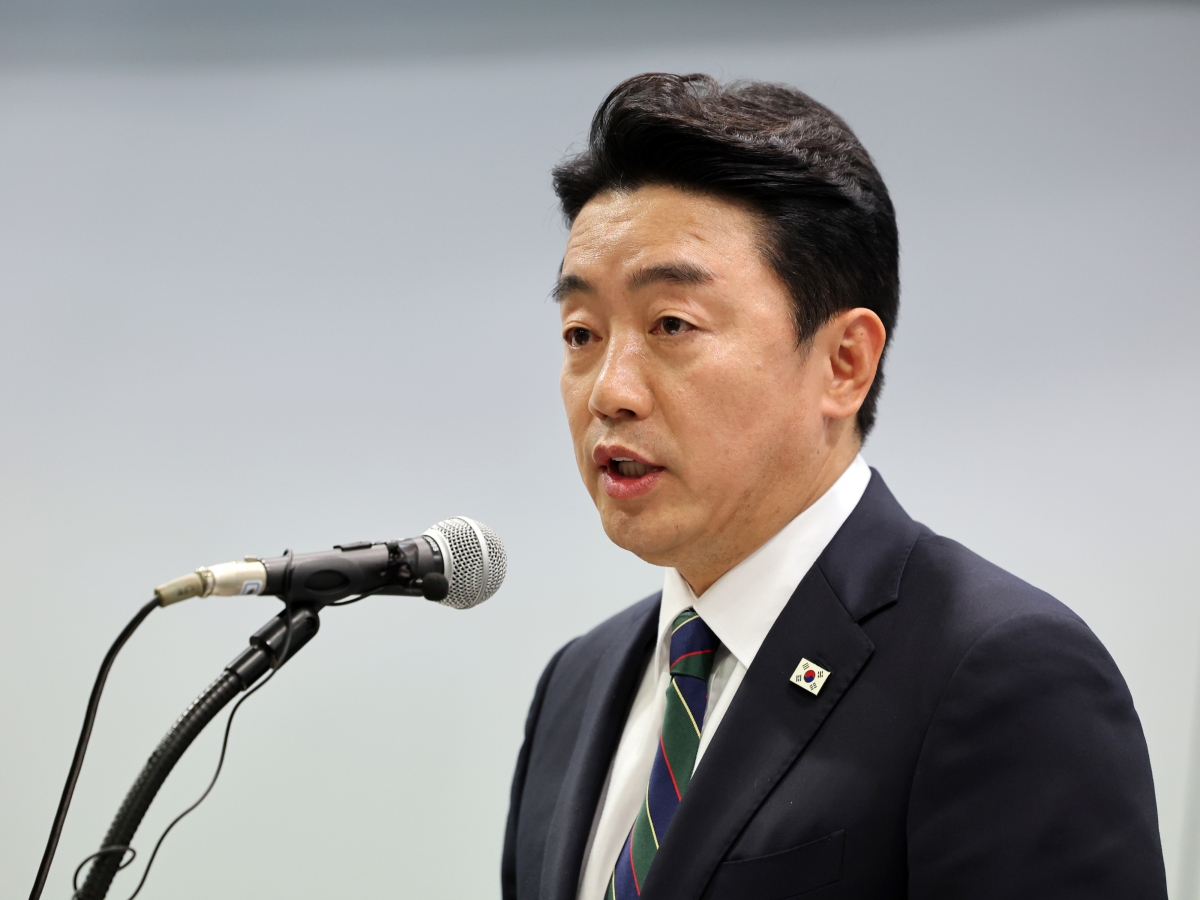 강훈식 대통령 비서실장이 15일 서울 마포구 연세대학교 김대중도서관 컨벤션홀에서 열린 ‘6ㆍ15 남북정상회담 26주년 기념식 및 특별강연’에서 이재명 대통령의 축사를 대독하고 있다. 2026.6.15 연합뉴스