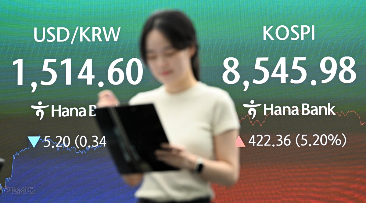 미국과 이란 간 종전 합의 소식이 전해진 15일 서울 중구 하나은행 딜링룸 전광판에 코스피 종가와 원달러 환율 등이 표시되고 있다. 이날 코스피는 전쟁 리스크 완화에 외국인과 기관 매수세가 몰리며 전 거래일보다 422.36포인트(5.20%) 오른 8545.98에, 코스닥은 4.98포인트(0.48%) 오른 1034.03에 장을 마쳤다. 원달러 환율은 종가 기준 8.7원 내린 1511.1원을 기록했다. 홍윤기 기자