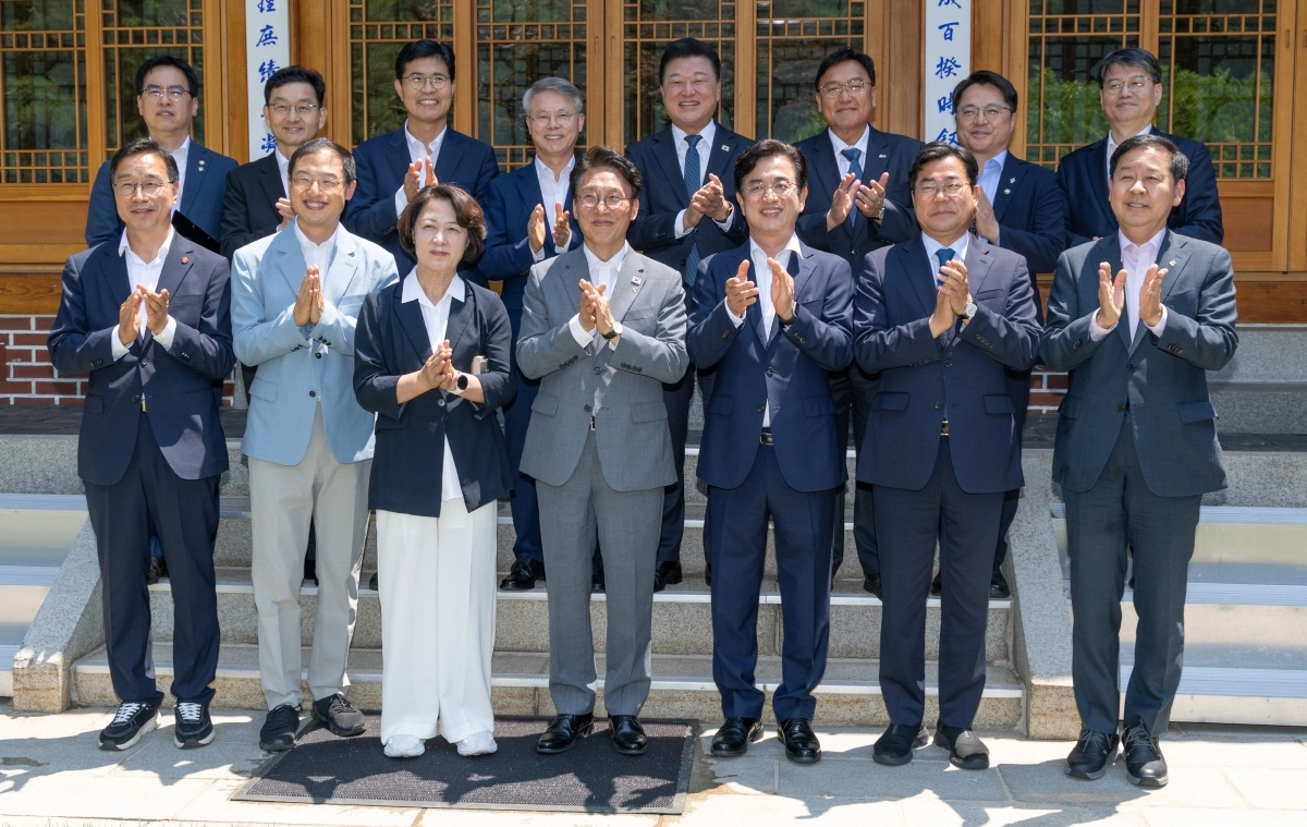 김민석﻿ 국무총리가 15일 서울 종로구 삼청동 총리공관에서 광역단체장 당선인들과 간담회 전 기념촬영을 하고 있다. 앞줄 왼쪽부터 위성곤 제주지사·김상욱 울산시장·추미애 경기지사 당선인, 김 총리, 허태정 대전시장·박찬대 인천시장 당선인, 구윤철 부총리 겸 재정경제부 장관. 뒷줄 왼쪽부터 김민재 행정안전부 차관, 윤창렬 국무조정실장, 이원택 전북지사·민형배 전남광주통합특별시장·신용한 충북지사·조상호 세종시장 당선인, 문신학 산업통상부 차관, 김용수 국무조정실 국무2차장. 뉴스1