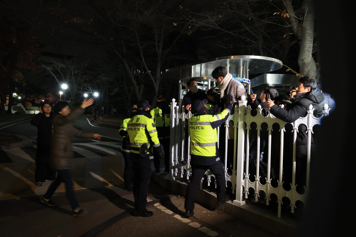 12·3 비상계엄이 선포된 지난 2024년 12월 3일 서울 여의도 국회 출입문을 경찰이 통제하고 있다. 연합뉴스