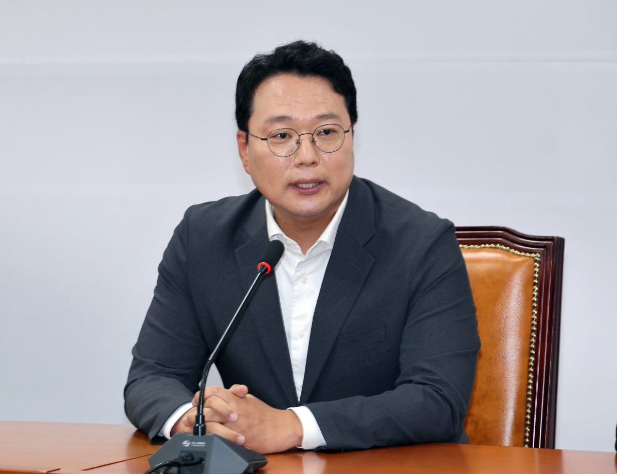 천하람 개혁신당 원내대표가 15일 국회에서 취임 인사차 방문한 국민의힘 정점식 신임 원내대표를 만나 발언하고 있다. 연합뉴스