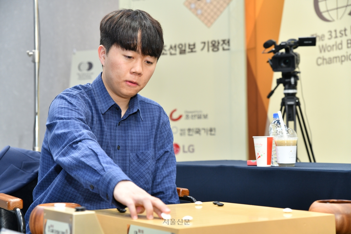 신민준 9단은 15일 전북 전주시 한옥호텔 왕의지밀에서 열린 제31회 LG배 기왕전 결승 3번기 2국에서 중국 왕싱하오 9단과 승부하며 착수하고 있다. 2026.6.15 한국기원 제공