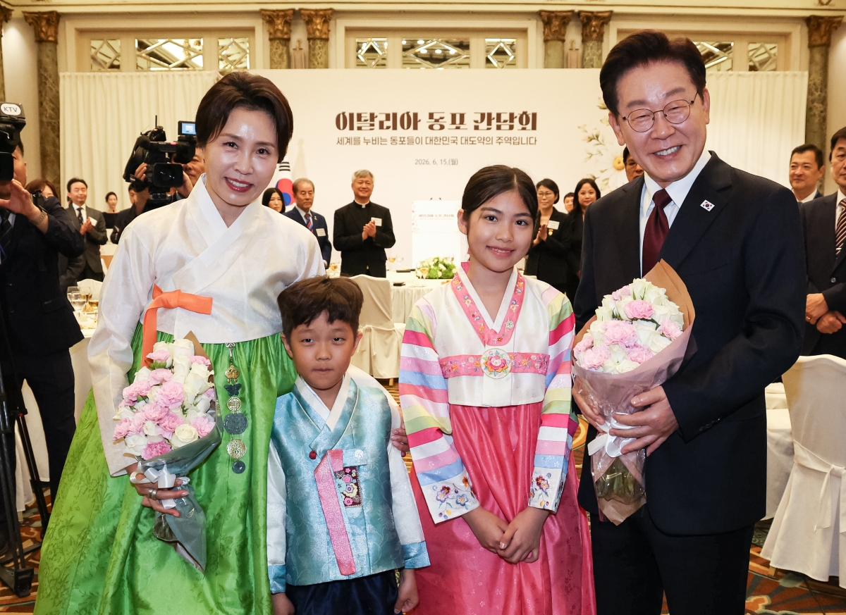화동과 기념 촬영하는 이재명 대통령 부부
