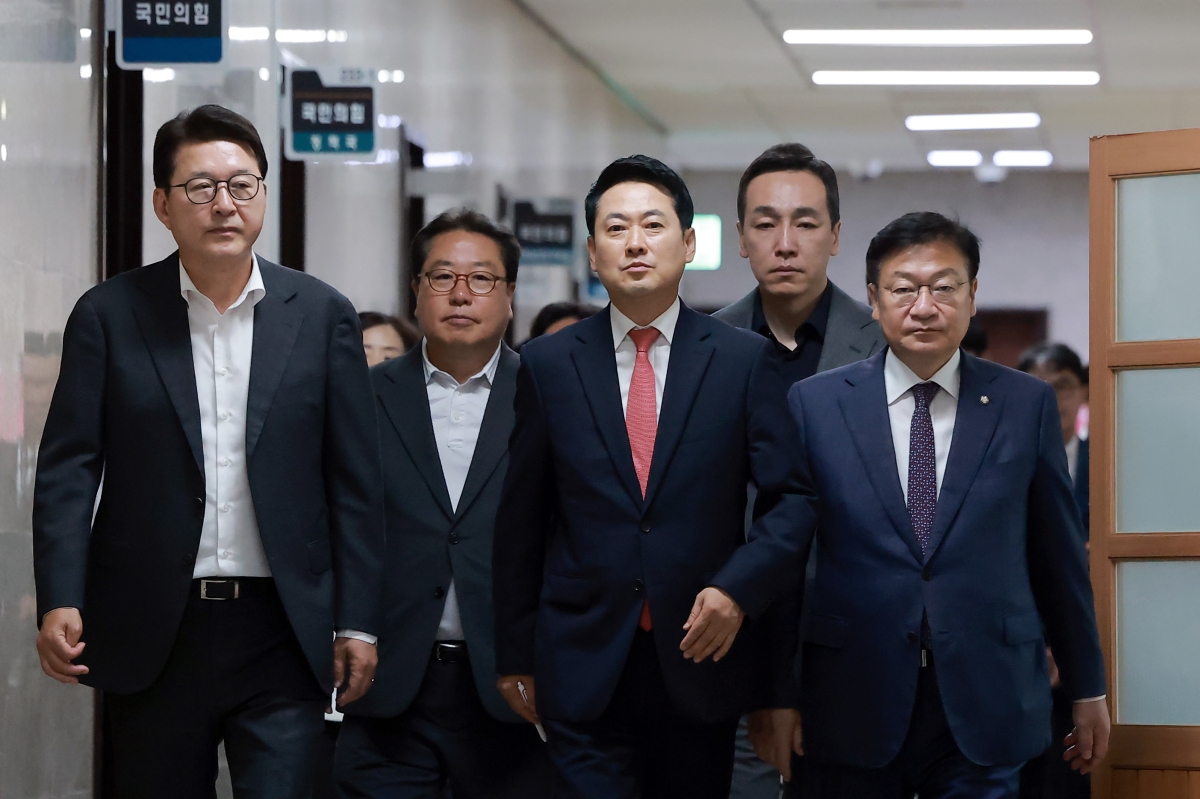 국민의힘 장동혁 대표, 정점식 원내대표 등 지도부가 15일 국회에서 열린 긴급 최고위원회의에 참석하고 있다. 국민의힘 지도부는 이번 회의에서 6·3 지방선거 당시 투표용지 부족 사태가 벌어진 서울 선거에 대해 중앙선거관리위원회에 재선거를 소청하는 문제를 논의할 예정이다. 2026.6.15 연합뉴스