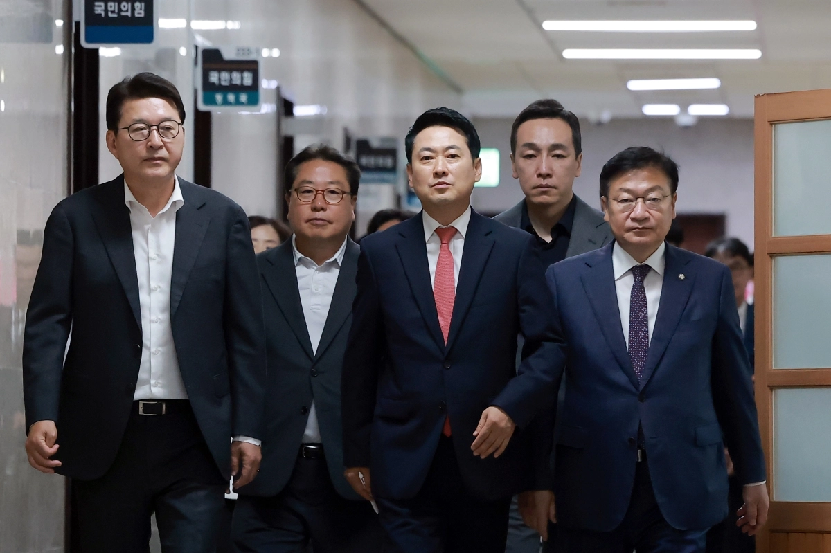 국민의힘 장동혁 대표, 정점식 원내대표 등 지도부가 15일 국회에서 열린 긴급 최고위원회의에 참석하고 있다. 국민의힘 지도부는 이번 회의에서 6·3 지방선거 당시 투표용지 부족 사태가 벌어진 서울 선거에 대해 중앙선거관리위원회에 재선거를 소청하는 문제를 논의할 예정이다. 2026.6.15 연합뉴스