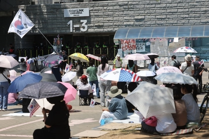 6·3 지방선거 투표용지 부족 사태를 규탄하는 ‘개표소 봉쇄 시위’가 이어진 15일 서울 송파구 올림픽공원 핸드볼경기장 앞에서 참가자들이 구호를 외치고 있다. 2026.6.15  연합뉴스