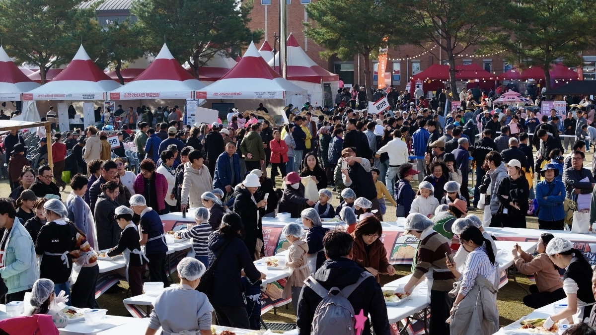 지난해 11월 열린 괴산 김장축제 행사장에서 방문객들이 축제를 즐기고 있다. 괴산군 제공