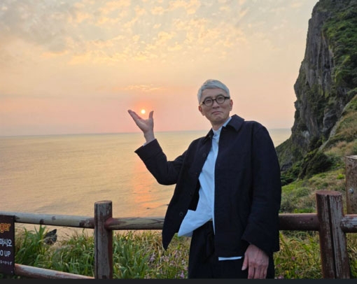 일본 드라마 ‘고독한 미식가’로 한국인에게 친숙한 배우 마쓰시게 유타카가 제주 성산일출봉을 배경으로 포즈를 취하고 있다. 제주도 제공