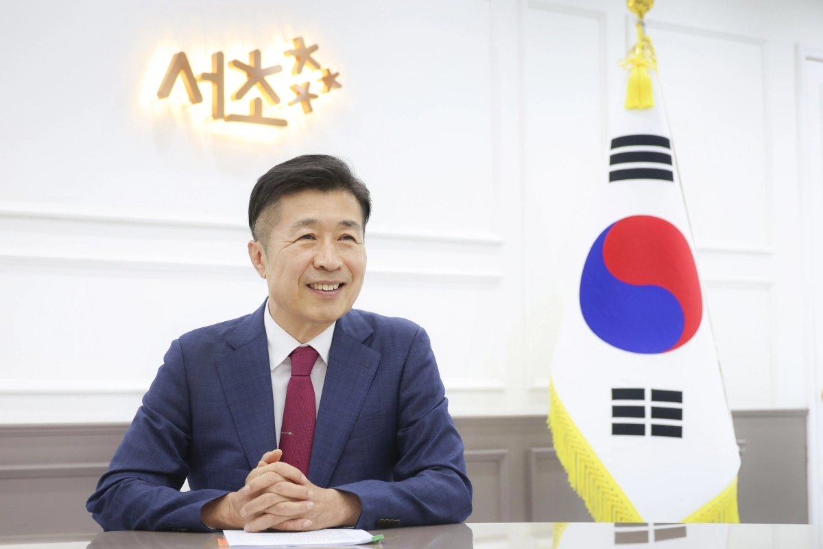 전성수 서울 서초구청장이 15일 서초구청 집무실에서 서울신문과 인터뷰하고 있다. 그는 서초 대변혁을 위한 포석을 놓은 민선 8기에 이어 민선 9기는 위대한 변화가 이뤄질 시기라고 강조했다. 서초구 제공