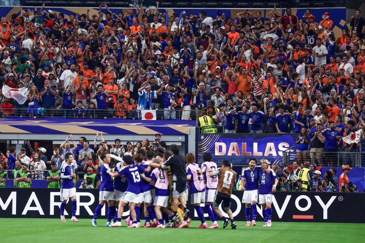 일본 축구 대표팀 선수들이 15일(한국시간) 미국 텍사스주 알링턴 댈러스 스타디움에서 열린 2026 국제축구연맹(FIFA) 북중미월드컵 조별리그 F조 1차전 네덜란드와의 맞대결에서 후반 43분 가마다 다이치(크리스털 팰리스)의 극적인 동점골이 터지자 함께 기뻐하고 있다. 일본은 네덜란드와 2-2로 비겼다. 알링턴 AFP 연합뉴스