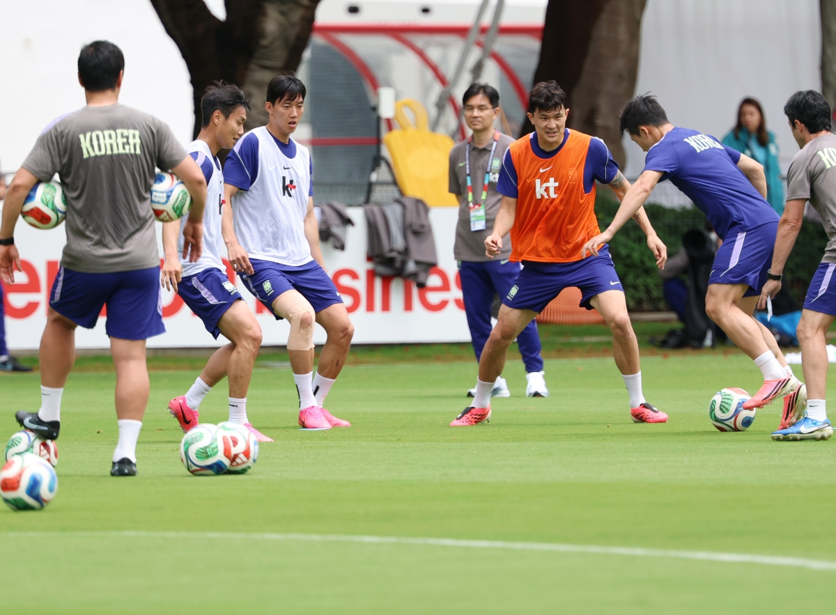 축구대표팀 핵심 수비수 김민재(오른쪽 세 번째)를 비롯한 한국 선수들이 15일(한국시간) 멕시코 할리스코주 사포판의 베이스캠프 치바스 베르데 바예에서 2026 국제축구연맹(FIFA) 북중미월드컵 A조 조별리그 2차전 멕시코전에 대비해 훈련에 집중하고 있다. 사포판 연합뉴스