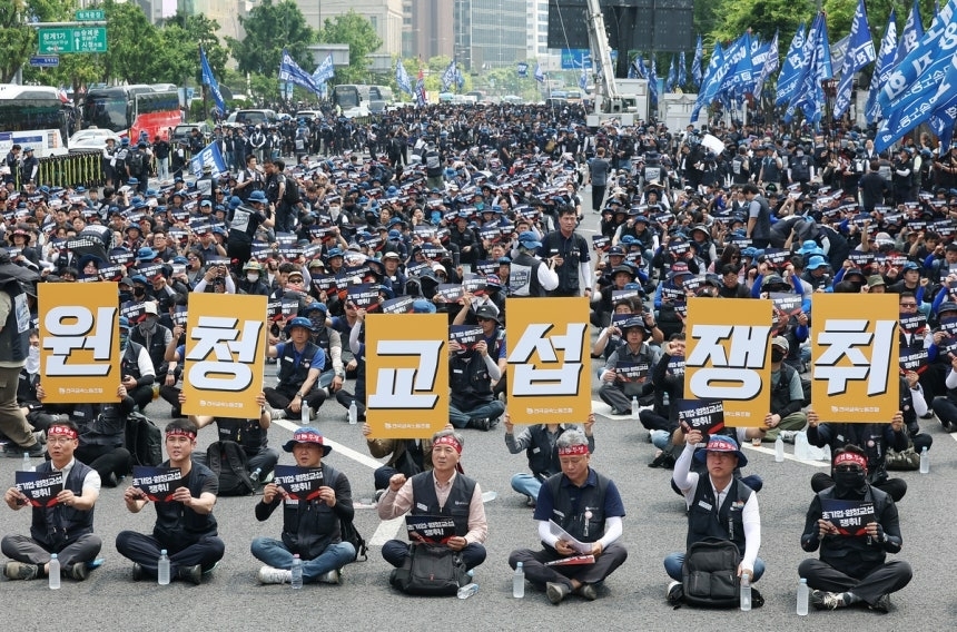 10일 서울 종로구 광화문광장 인근에서 열린 전국금속노동조합(금속노조) 1만 간부 결의대회에서 참가자들이 손팻말을 들고 있다. 연합뉴스