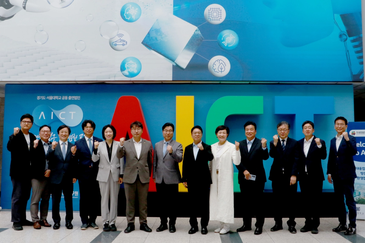 ▲ 지난 11일 차세대융합기술연구원을 방문한 경기도의회 기획재정위원회 조성환 위원장을 비롯한 도의원들과 융기원 관계자들이 기념촬영을 하고 있다. (사진=경기도의회)